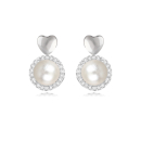 Boucles d'oreilles pendantes composées d'une puce en forme de cœur en argent 925/000 rhodié et d'une perle d'imitation entourée d'un pavage d'oxydes de zirconium blancs.
 Coeur Pendantes Perle  Adolescent Adulte Amour Femme Fille Indémodable 