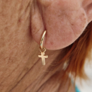 Boucles d'oreilles créoles avec croix pendantes en plaqué or jaune 18 carats. Créoles Croix Pendantes  Adolescent Adulte Femme Fille Indémodable Religion 