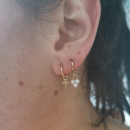 Boucles d'oreilles créoles avec croix pendantes en plaqué or jaune 18 carats. Créoles Croix Pendantes  Adolescent Adulte Femme Fille Indémodable Religion 