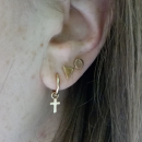 Boucles d'oreilles créoles avec croix pendantes en plaqué or jaune 18 carats. Créoles Croix Pendantes  Adolescent Adulte Femme Fille Indémodable Religion 